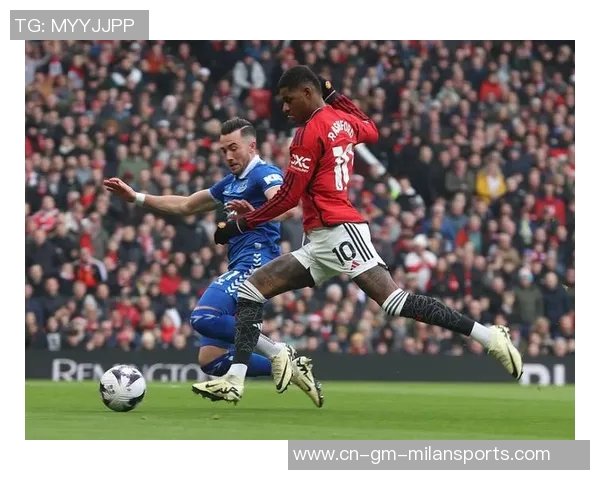 拉什福德积极备战国家德比训练照展现全力以赴的决心与信心 拉什福德积极备战国家德比训练照展现全力以赴的决心与信心