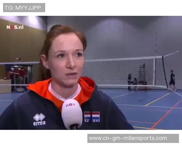 荷兰记者放弃返程航班专程留守参加斯洛特赛前发布会 荷兰记者放弃返程航班专程留守参加斯洛特赛前发布会