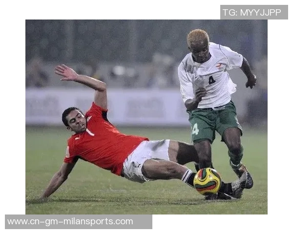 杜尚别独立球员门前制造威胁胜利球员极限倒勾解围展现精彩防守